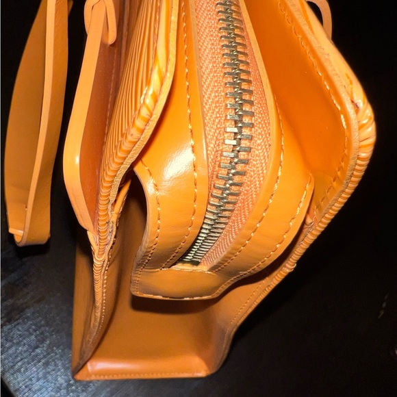 Pre-loved EUC LOUIS VUITTON Epi Croisette PM in Mandarin - Picture 6 of 16